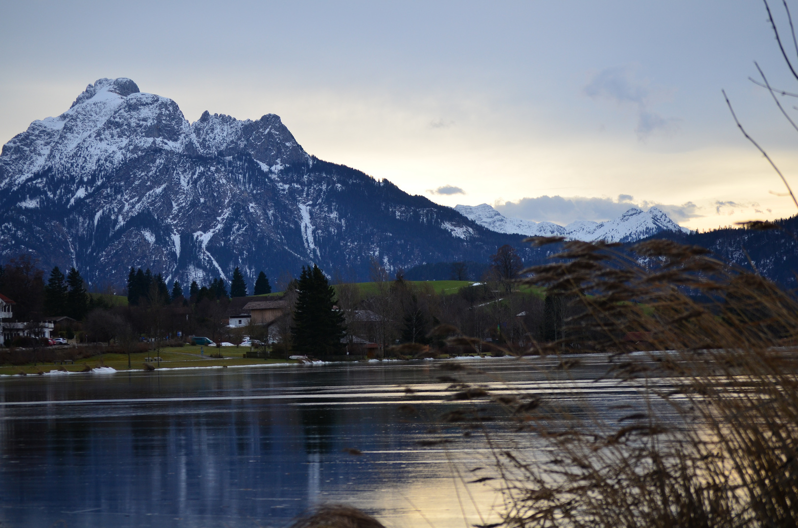 Blick über den Hopfensee auf die Berge(Füssen)