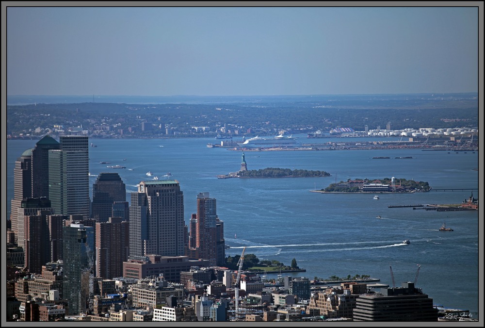 Blick über den Hudson River auf Liberty Island und Ellis Island vom Empire State Building; 2012