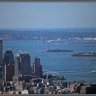 Blick über den Hudson River auf Liberty Island und Ellis Island vom Empire State Building; 2012