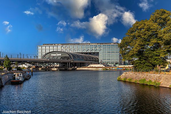 Blick über den Humboldthafen auf den Berliner Hauptbahnhof