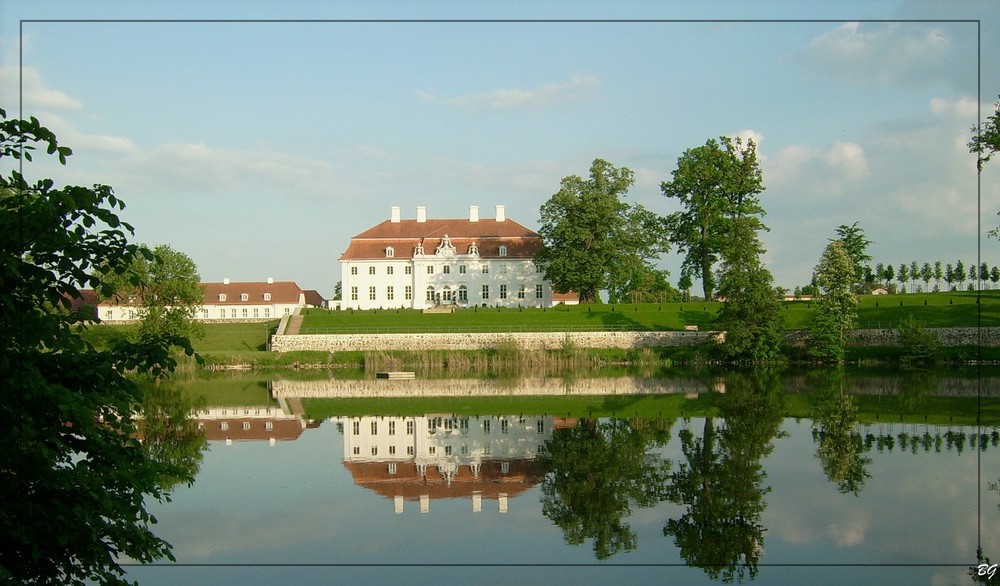 Blick über den Huwenowsee zum Gästehaus der Bundesregierung...