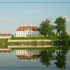 Blick über den Huwenowsee zum Gästehaus der Bundesregierung...