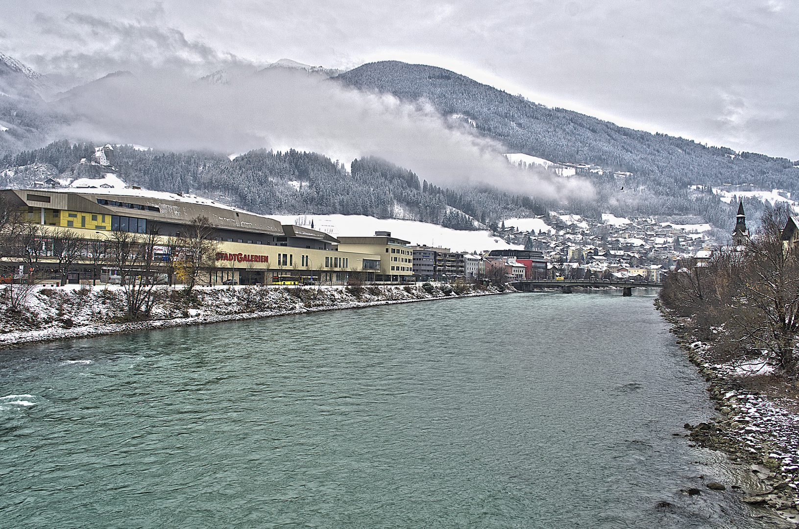 Blick über den Inn auf die Stadtgallerie Schwaz