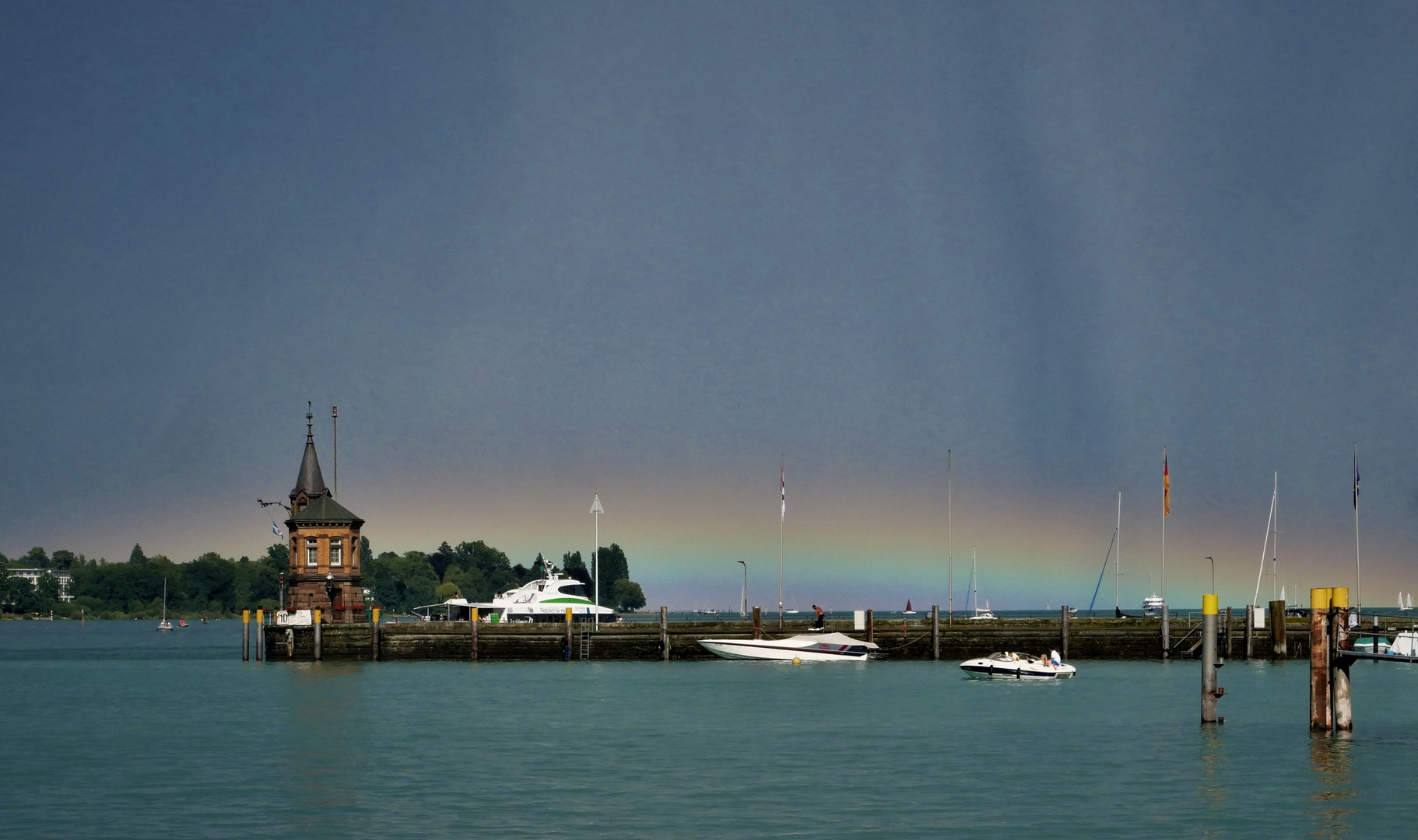 Blick über den Konstanzer Hafen - Regenbogen nach dem Gewitter (4)