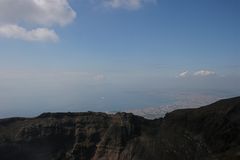 Blick über den Krater des Vesuvs auf Neapel