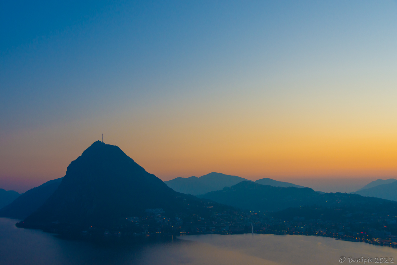 Blick über den Lago di Lugano (Luganersee) zum Monte San Salvatore