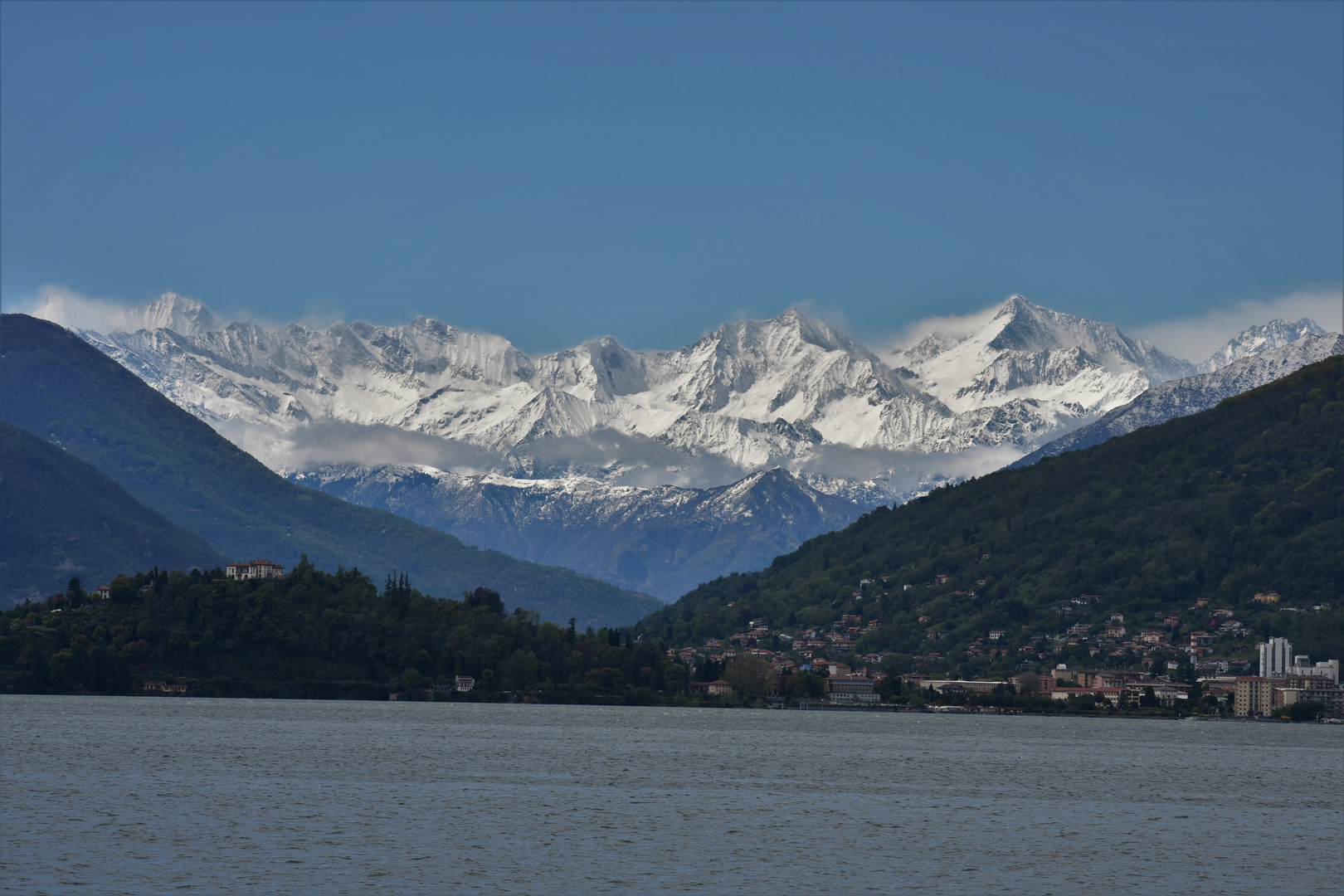 Blick über den Lago Maggiore auf die 4000er der Walliser Alpen