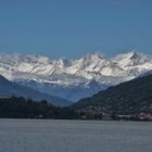 Blick über den Lago Maggiore auf die 4000er der Walliser Alpen