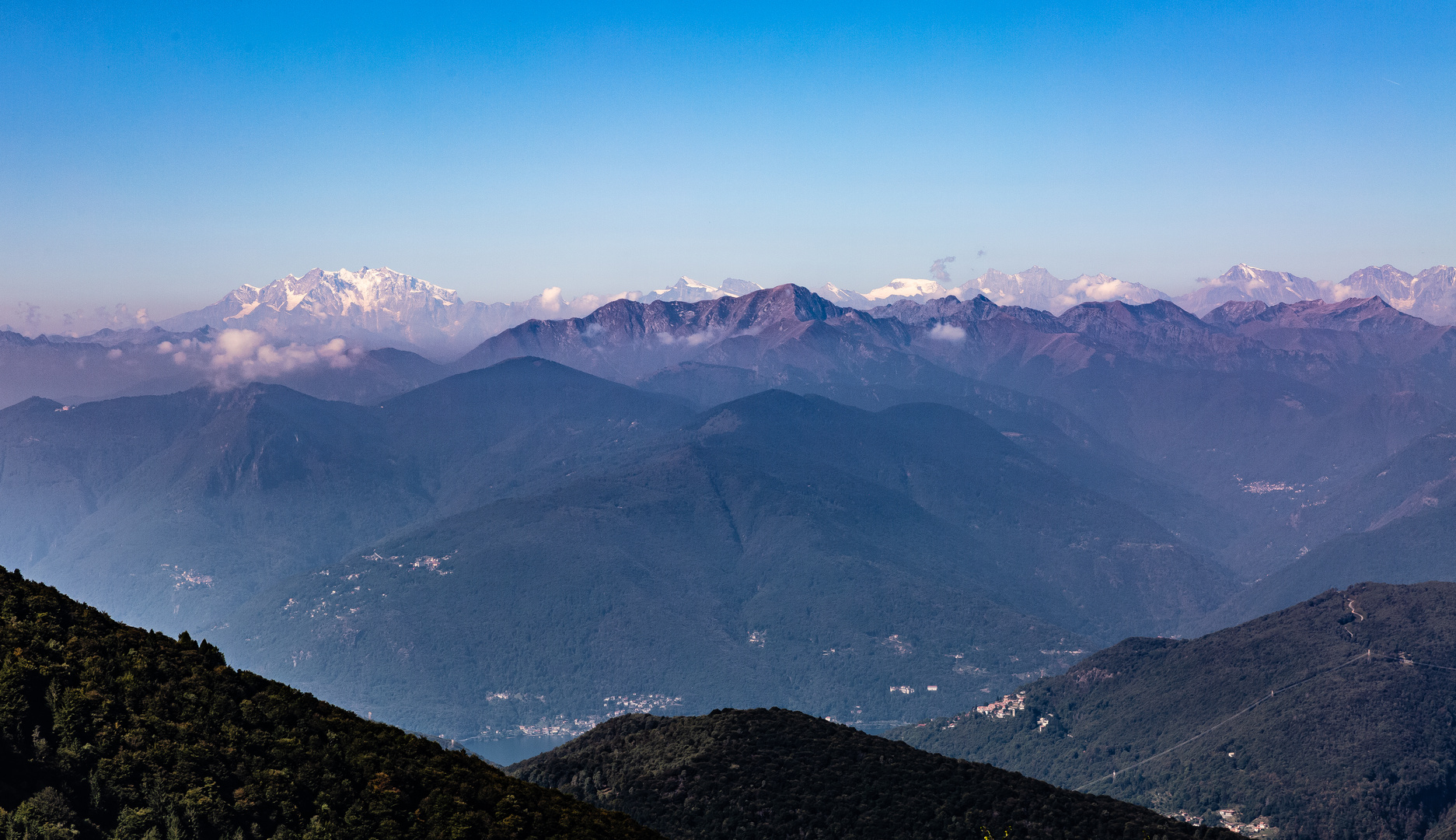 Blick über den Lago Maggiore zu den Walliser Hochalpen