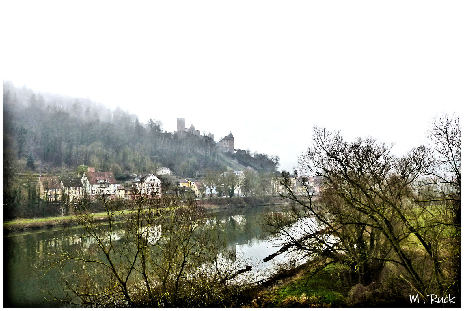 Blick über den Main zur Stadt und zur Burg von Wertheim 