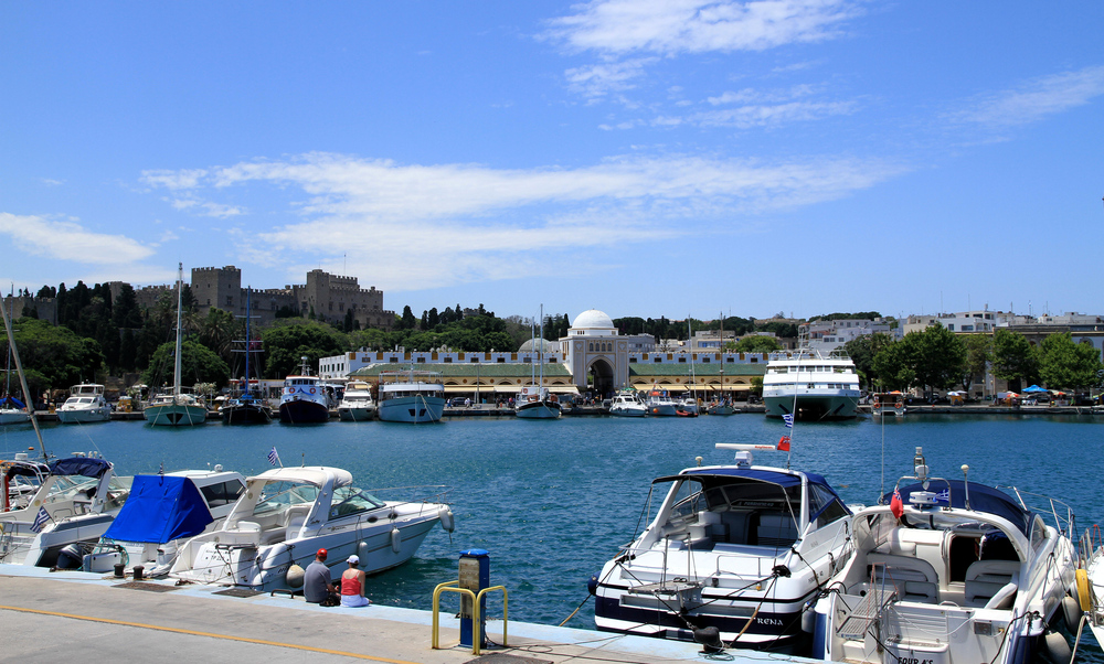 Blick über den Mandraki-Hafen auf Rhodos