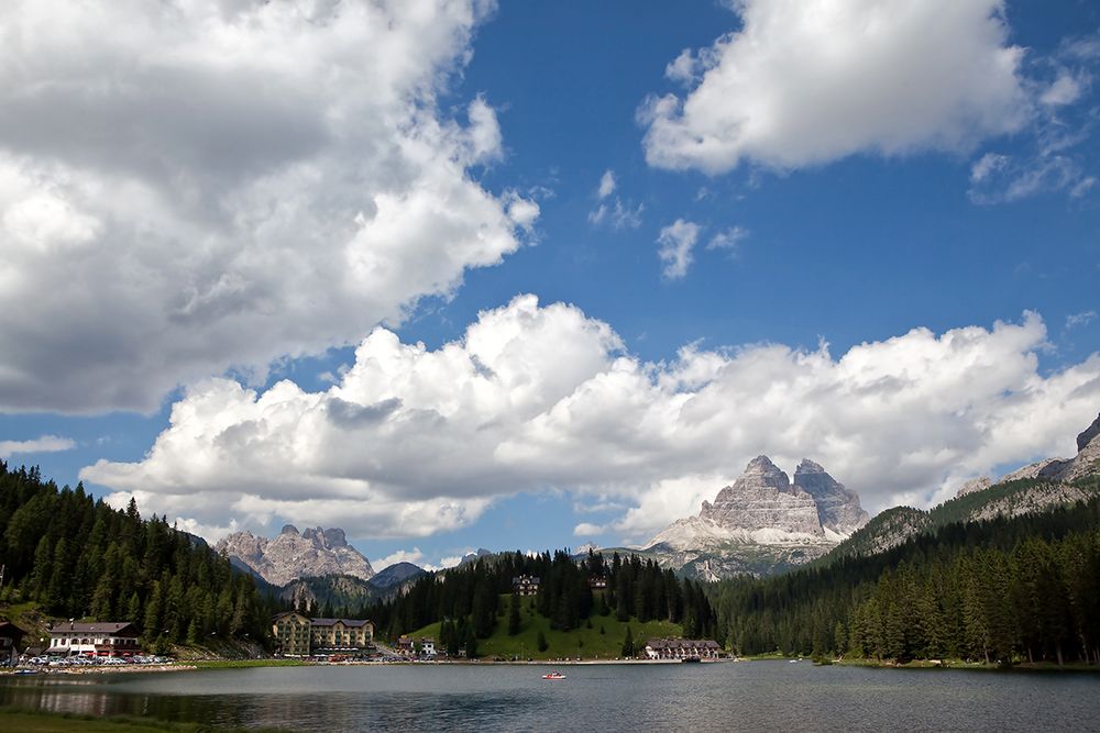 Blick über den Misurinasee zu den Drei Zinnen