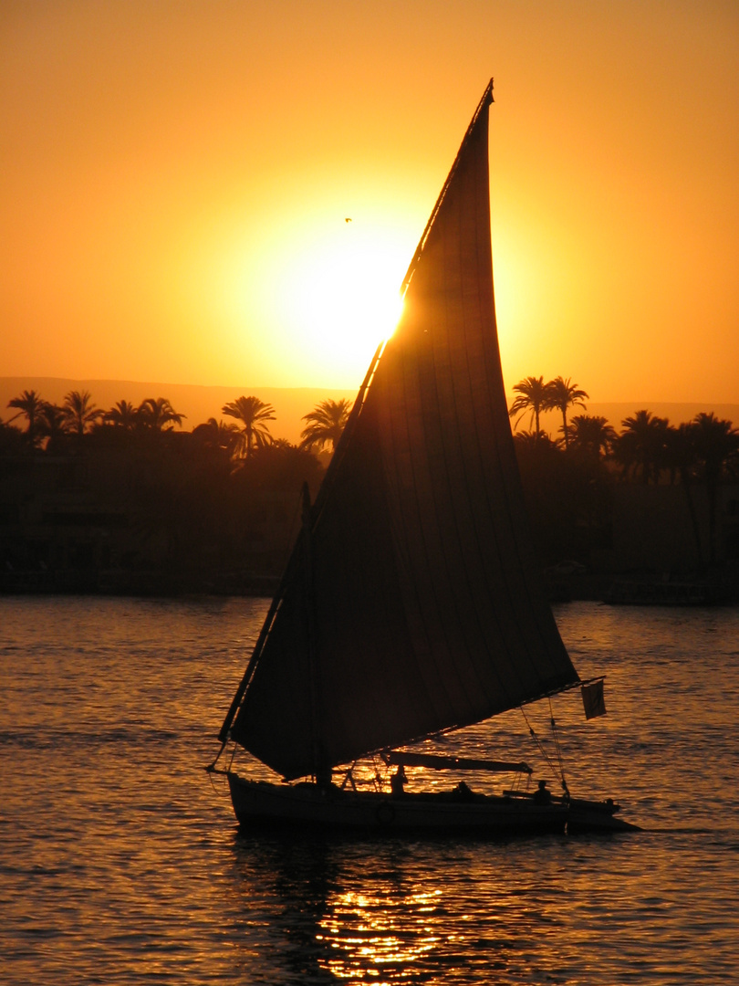 Blick über den Nil von Luxor nach Theben-West.