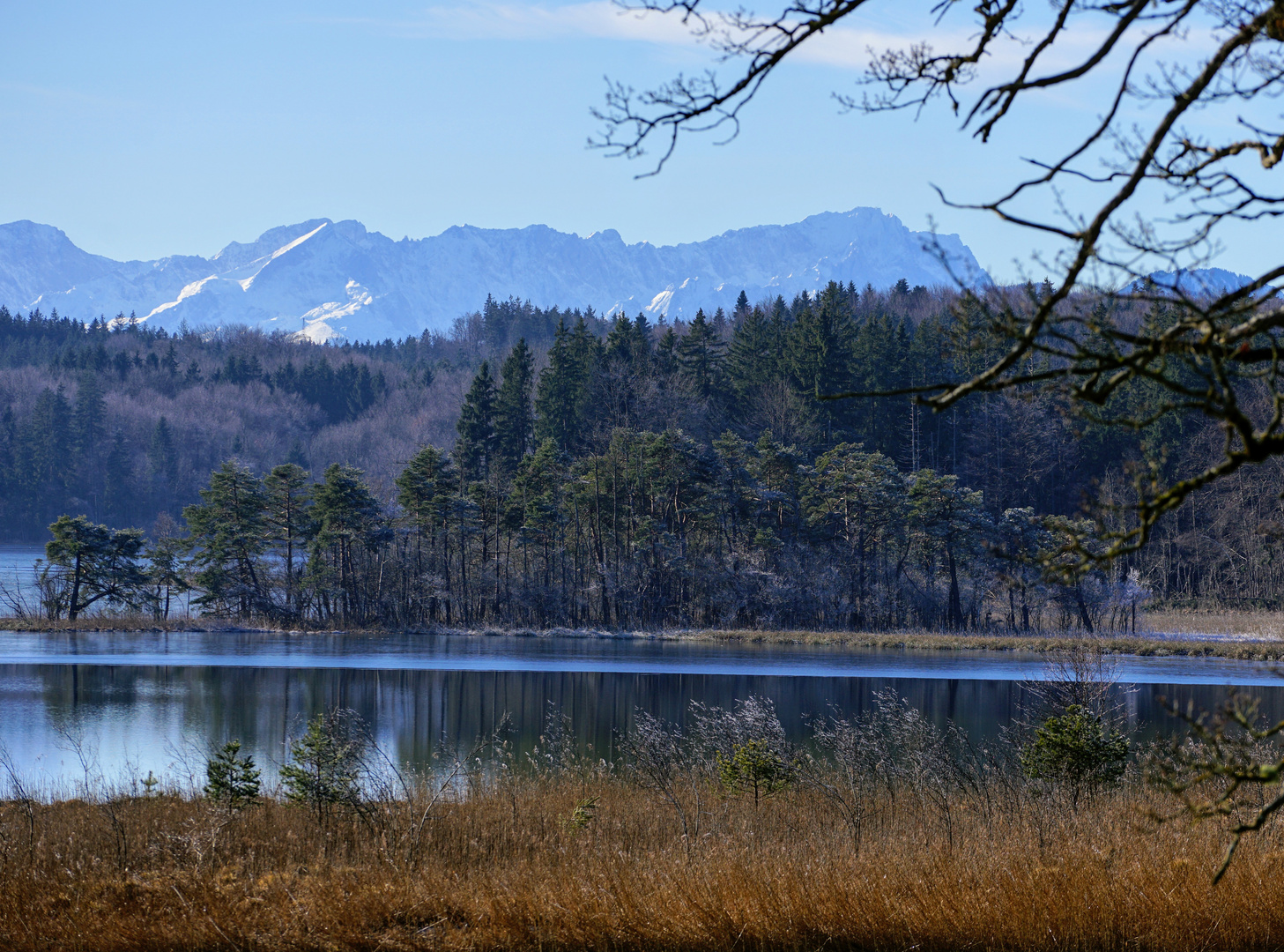 Blick über den Osterseen auf Alpspitze und Zugspitze