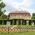 Blick über den Pergolagarten auf Schloss Branitz bei Cottbus
