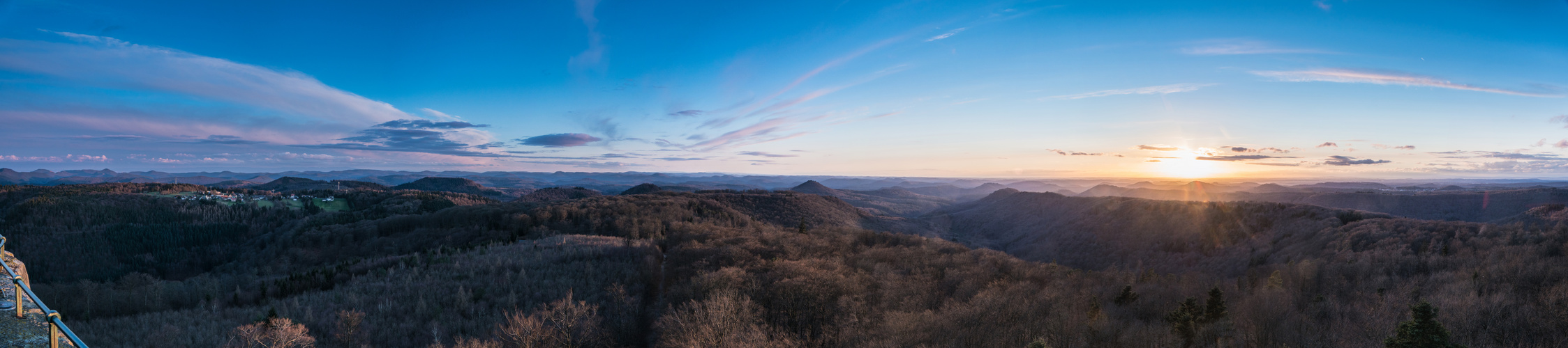 Blick über den Pfälzer Wald bei Sonnenuntergang