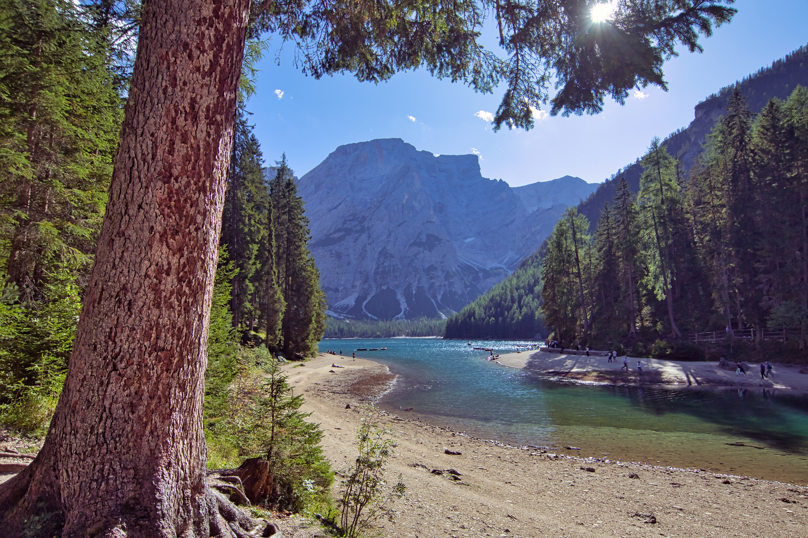 Blick über den Pragser Wildsee, ( Lago di Braies ).