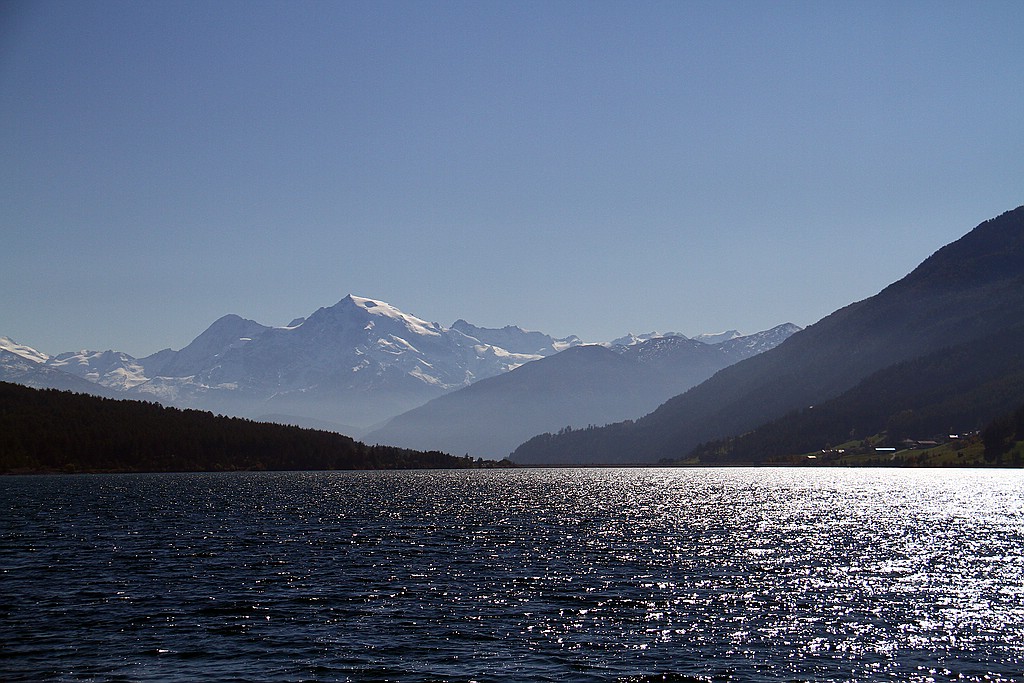 Blick über den Reschensee zur Staumauer