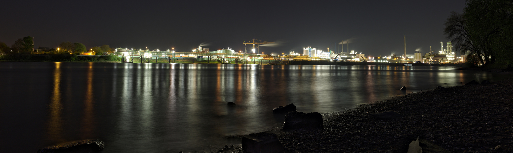 Blick über den Rhein auf das Leverkusener Bayerwerk