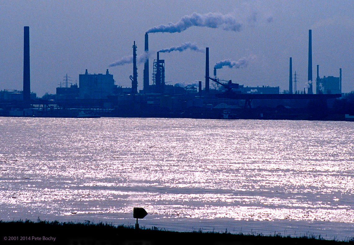 Blick über den Rhein auf Homberg Industrie, 2001