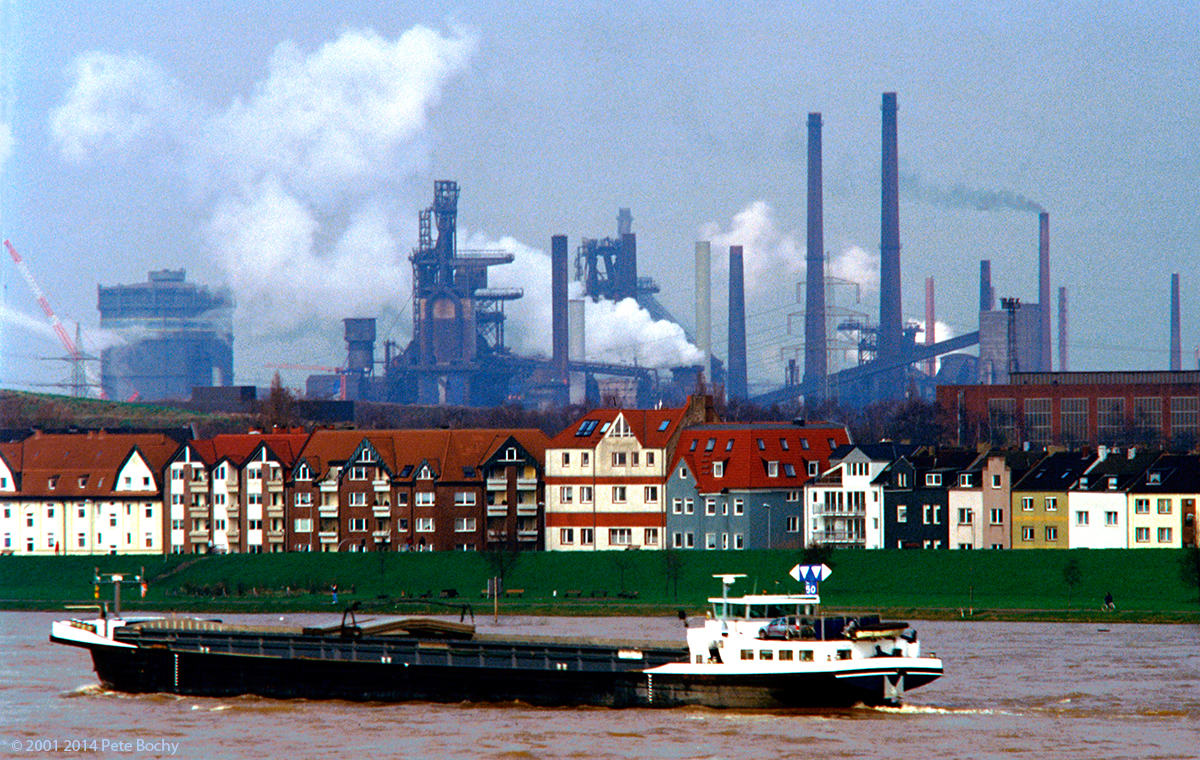 Blick über den Rhein auf Laar und Bruckhausen Industrie, 2001