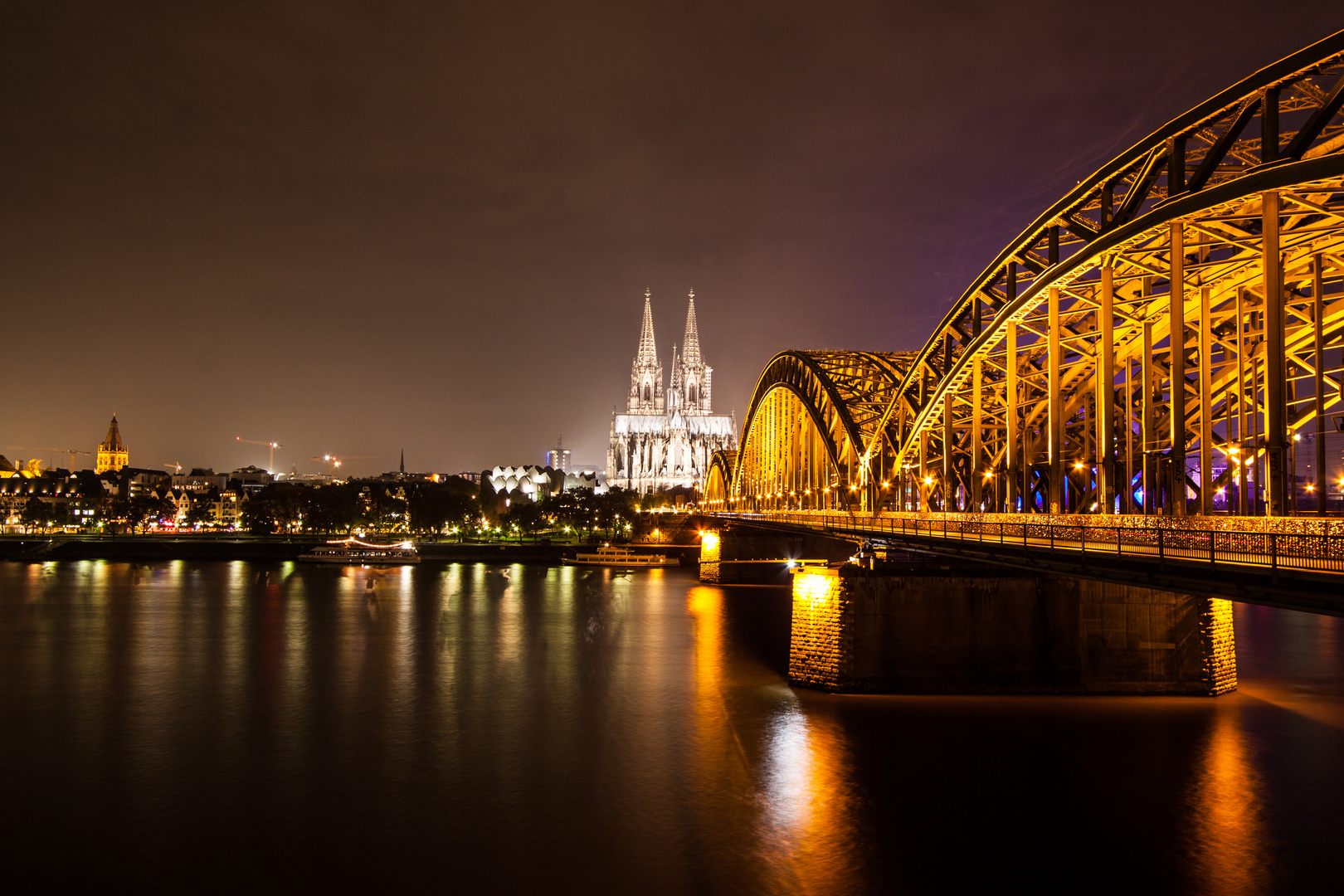 Blick über den Rhein bei Nacht - Deutschland, Nordrhein-Westfalen