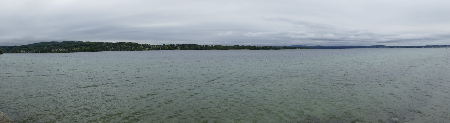 Blick über den Rhein bei schlechten Wetter