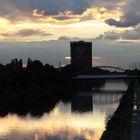 Blick über den Rhein-Herne-Kanal auf den Gasometer in Oberhausen