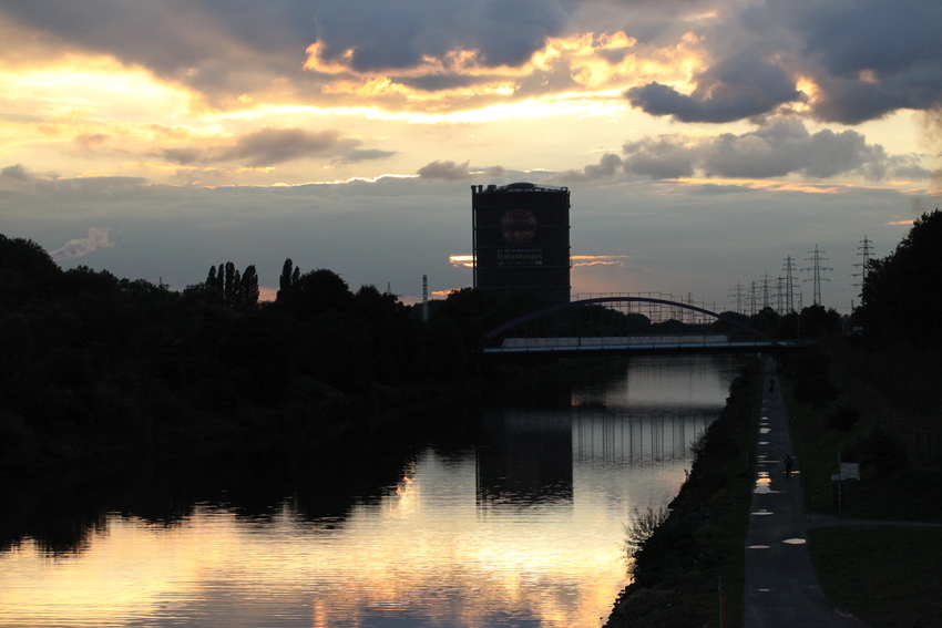 Blick über den Rhein-Herne-Kanal auf den Gasometer in Oberhausen