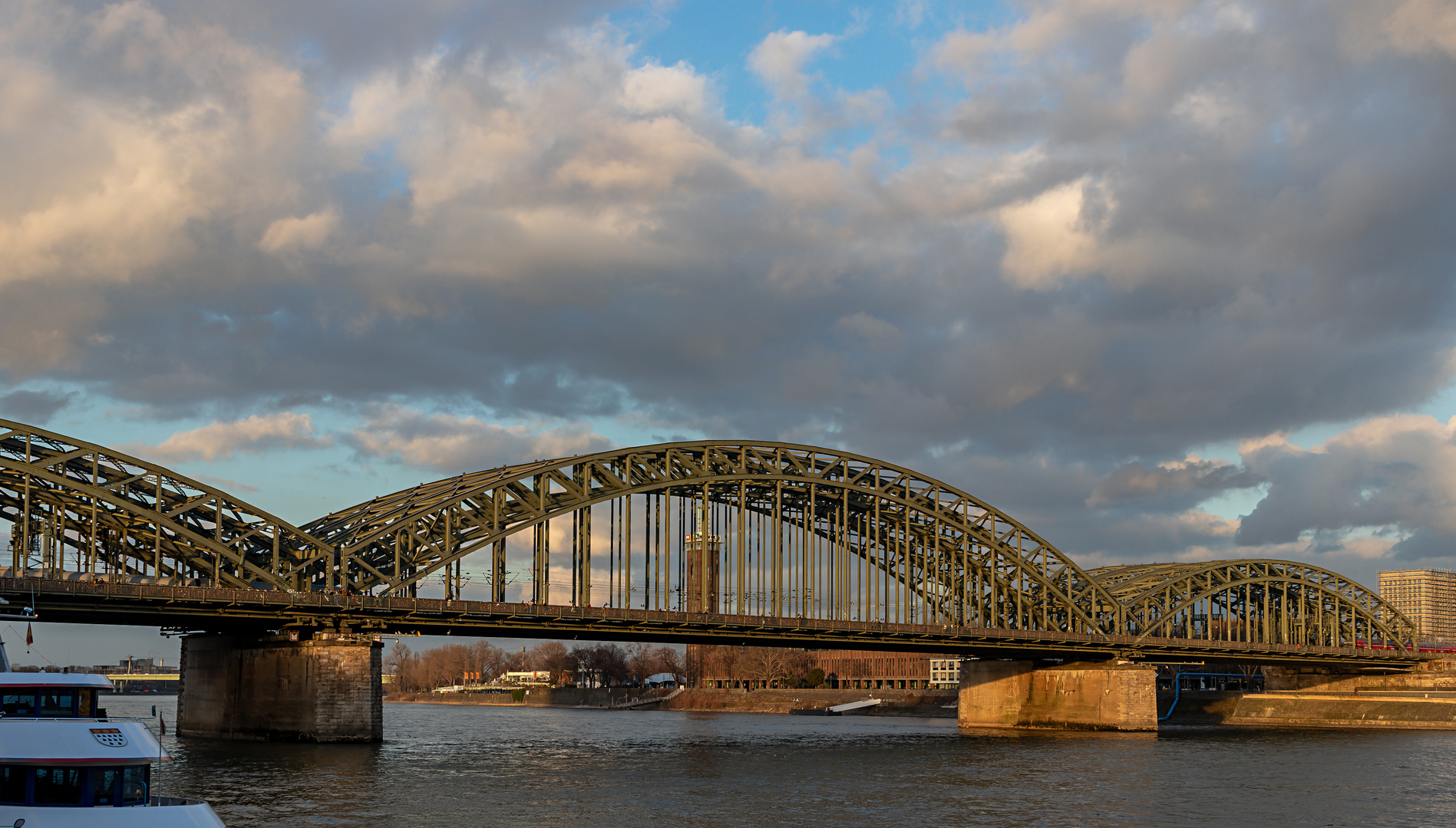 Blick ueber den Rhein in der Abendsonne