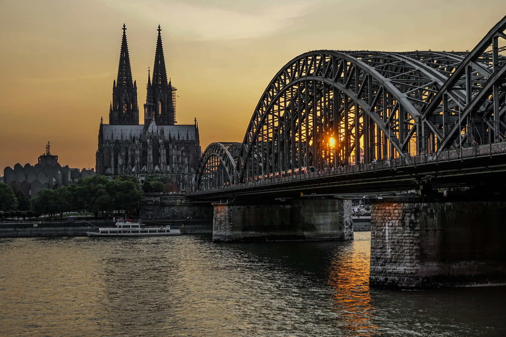 Blick über den Rhein in Köln