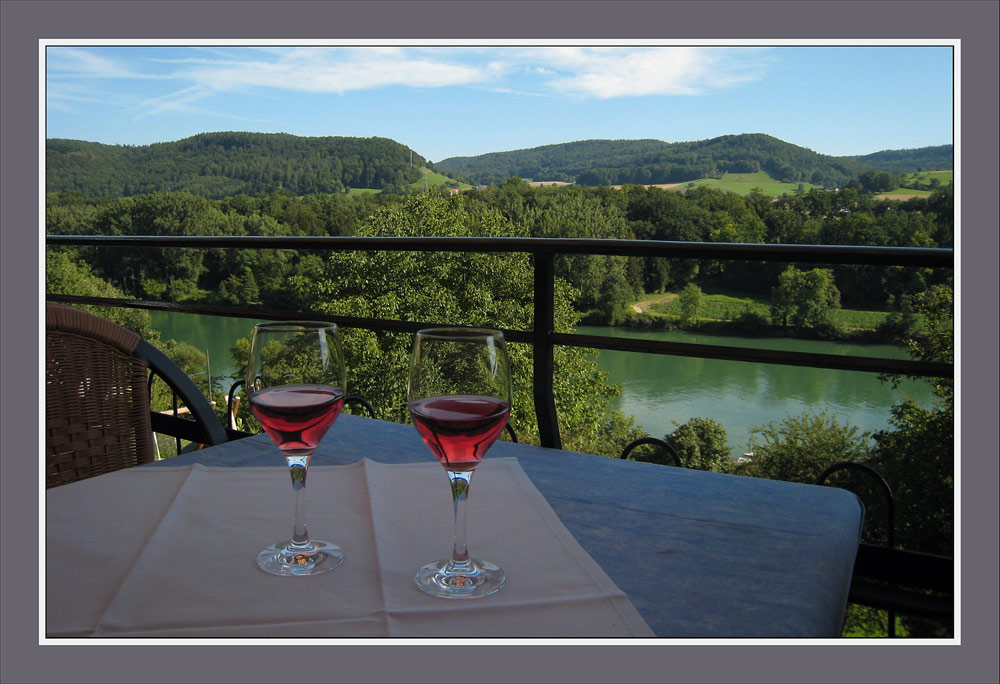 Blick über den Rhein... mit griechischem Wein... ;-)