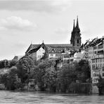 Blick über den Rhein Richtung Basler Altstadt und Münster