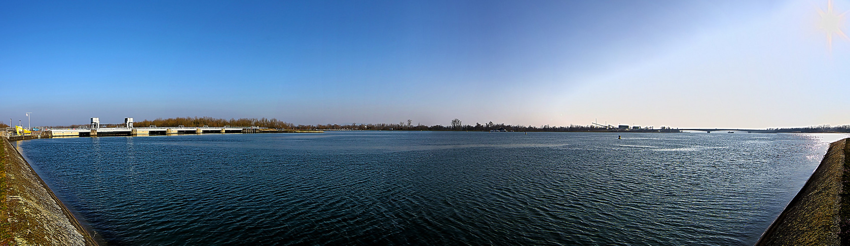 Blick über den Rhein von.....