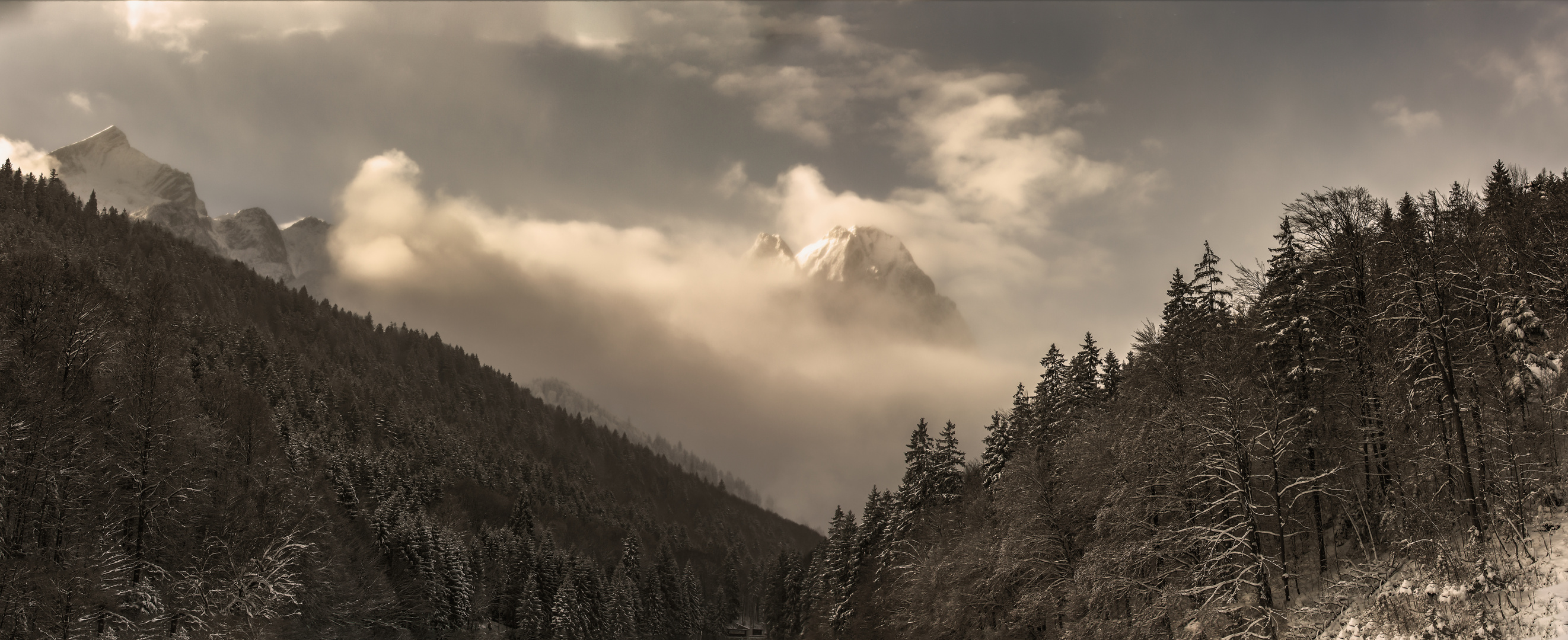 Blick über den Riessersee zu den Bergen