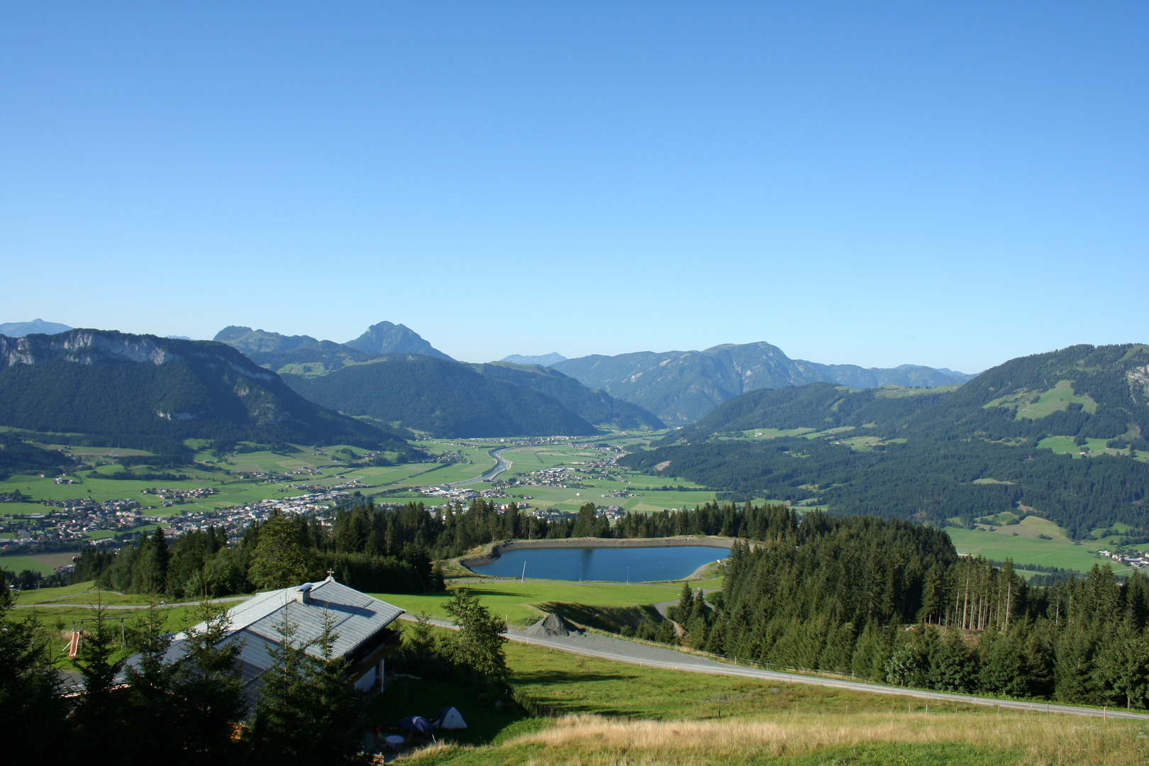 Blick über den Schloßbergsee nach Sankt Johann