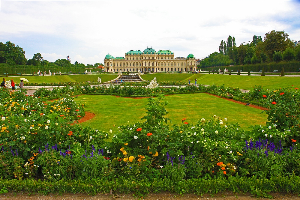 Blick über den Schloßgarten auf das Obere Schloß Belvedere.