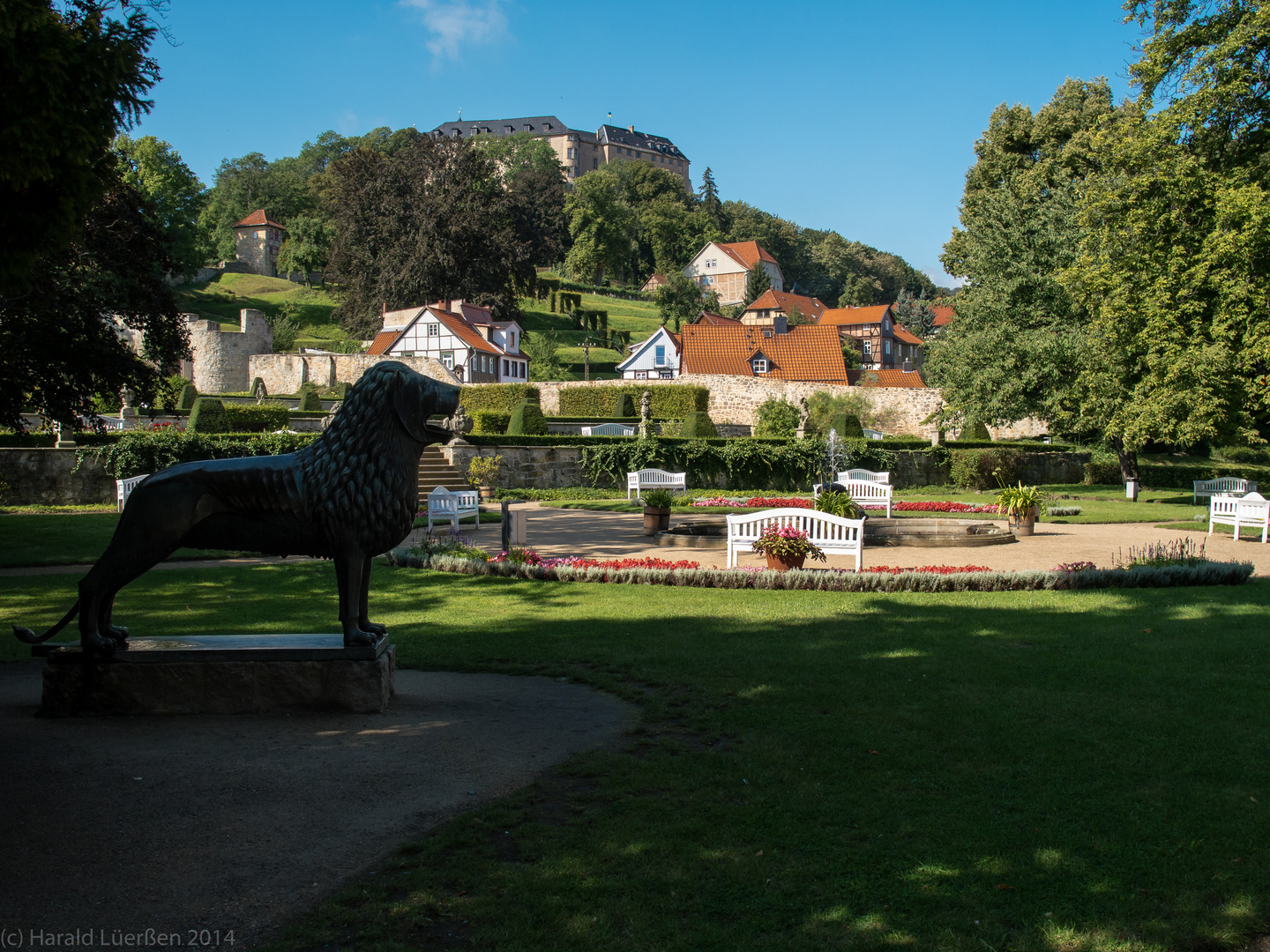 Blick über den Schlossgarten auf das Schloss Blankenburg/ Harz.