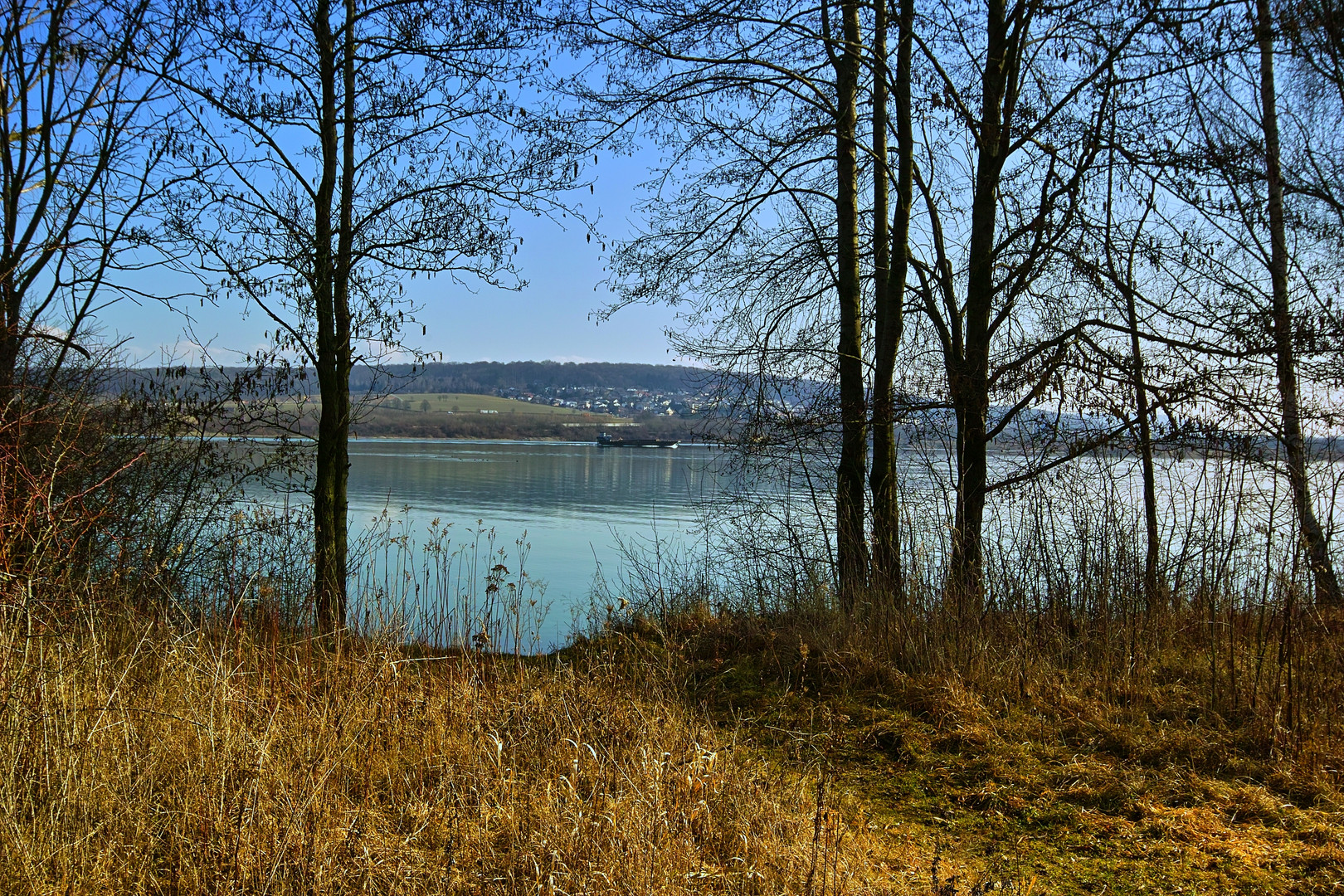 Blick über den See auf den Sultmerberg .