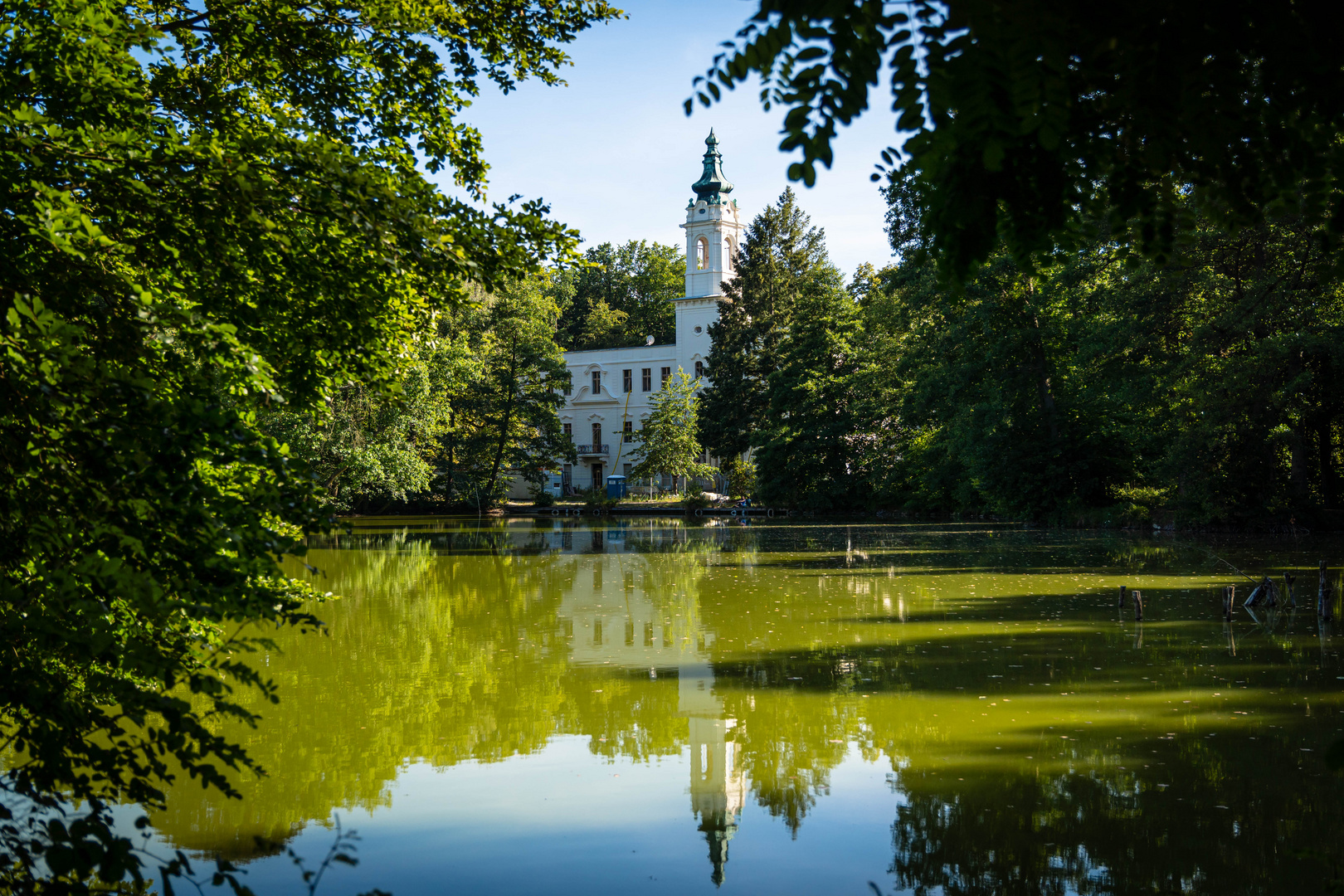 Blick über den See auf Schloss Dammsmühle