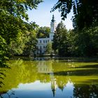 Blick über den See auf Schloss Dammsmühle