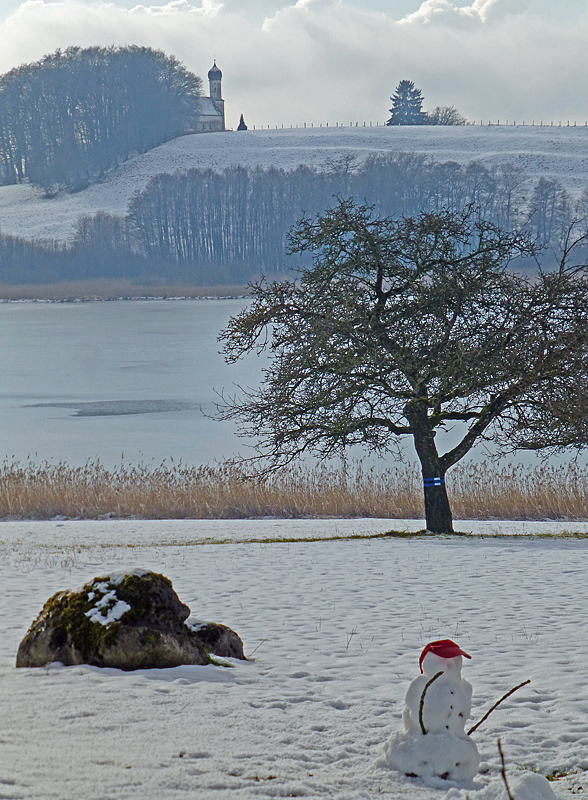 Blick über den See zur Kapelle