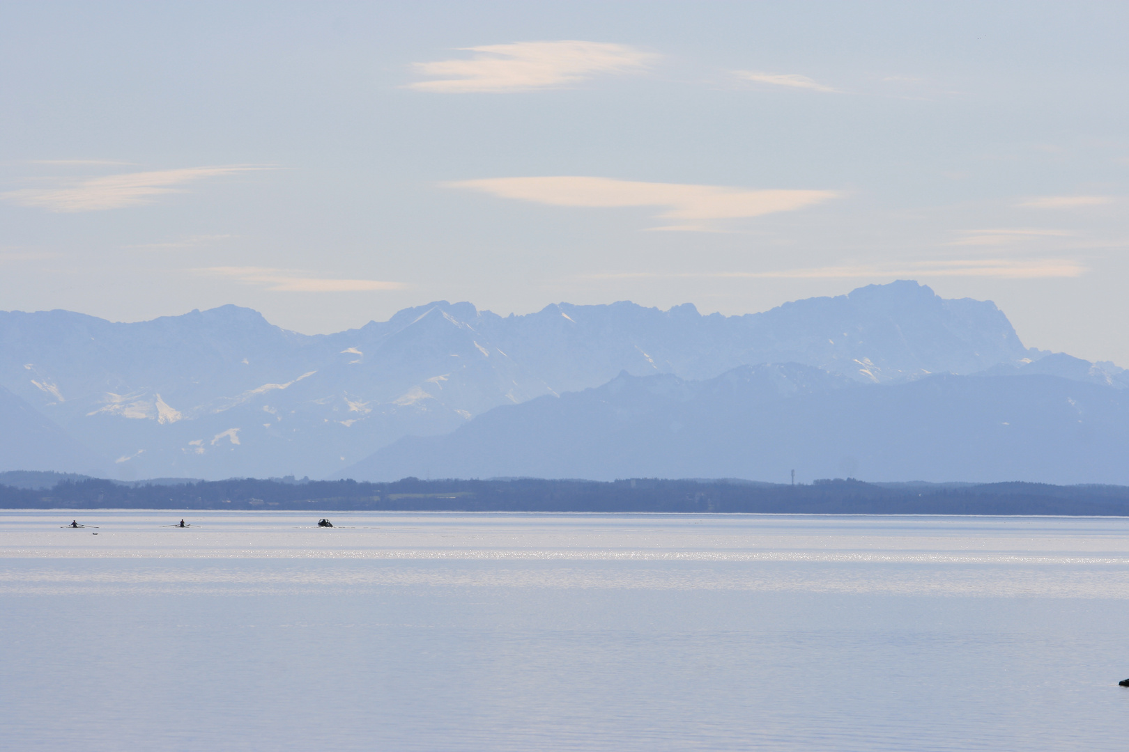 Blick über den Starnberger See auf Alpenbergkette