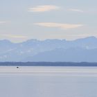 Blick über den Starnberger See auf Alpenbergkette