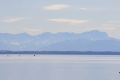 Blick über den Starnberger See auf Alpenbergkette