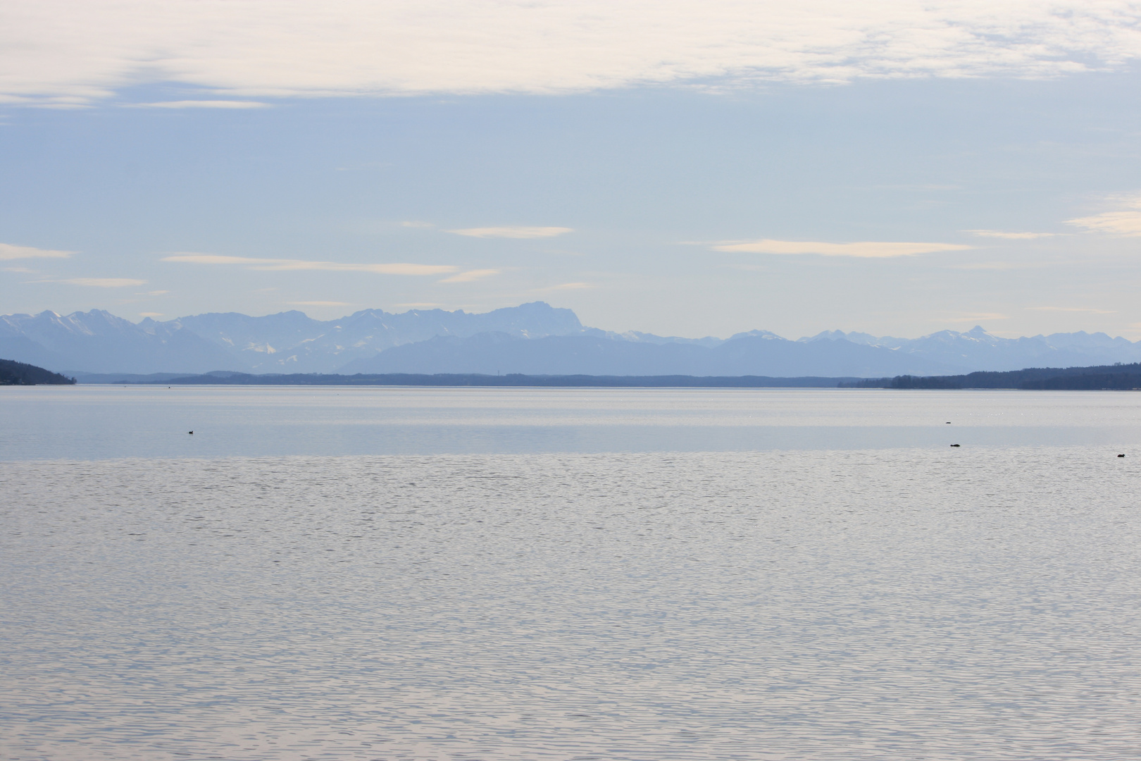 Blick über den Starnberger See auf Alpenkette 2