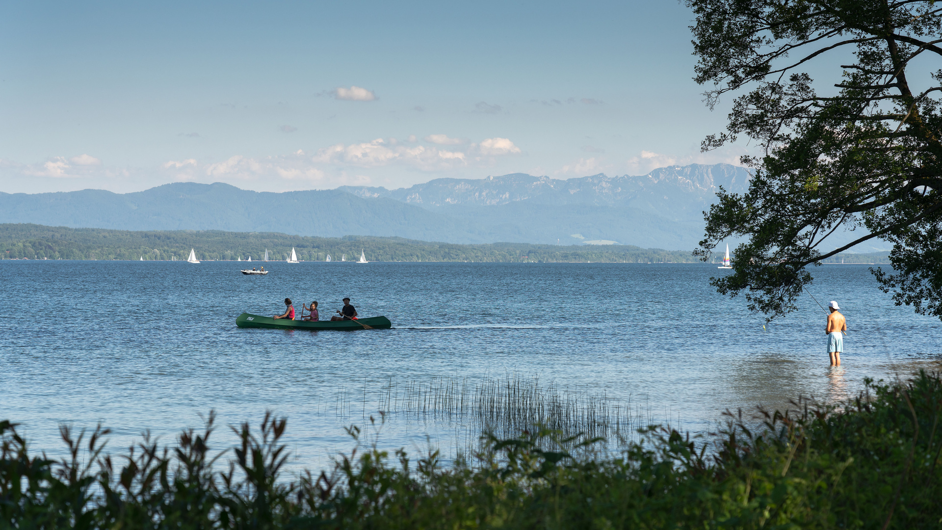 Blick über den Starnberger See auf die Berge