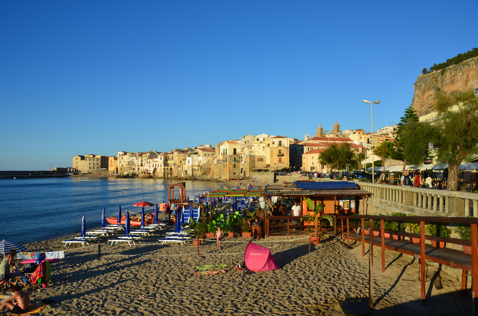 Blick über den Strand von Cefalu