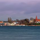 Blick über den Strelasund auf das kleine Seebad Altefähr...