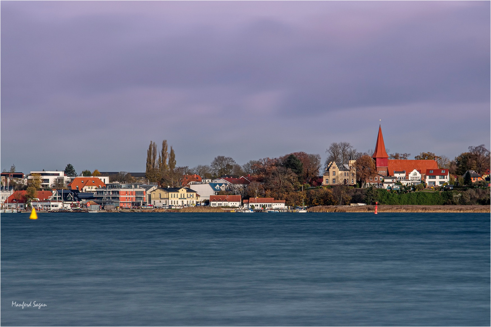 Blick über den Strelasund auf den kleinen Ort Altefähr auf Rügen...